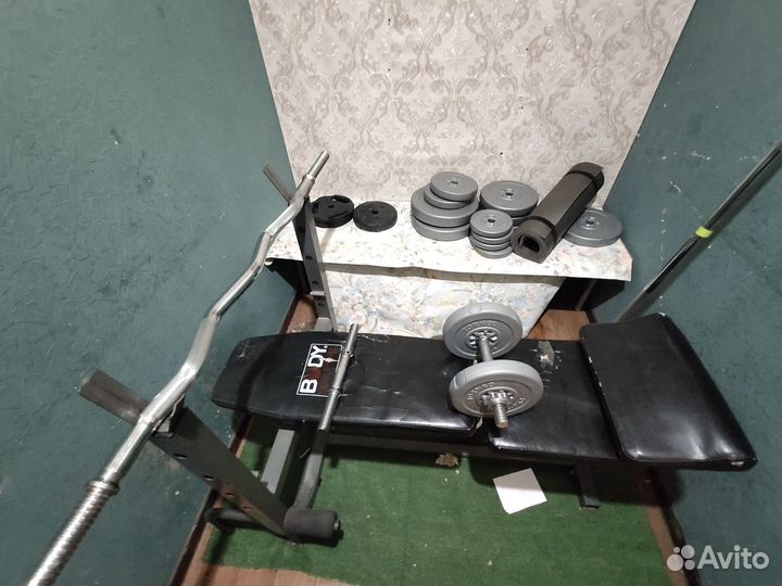 Гантели и скамья для спортзала