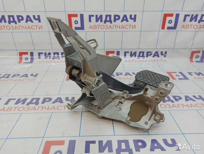 Педаль тормоза Audi A6 (С6) 4F1723140. Потертость