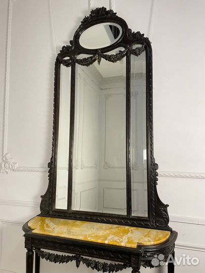 Антикварное зеркало с консолью