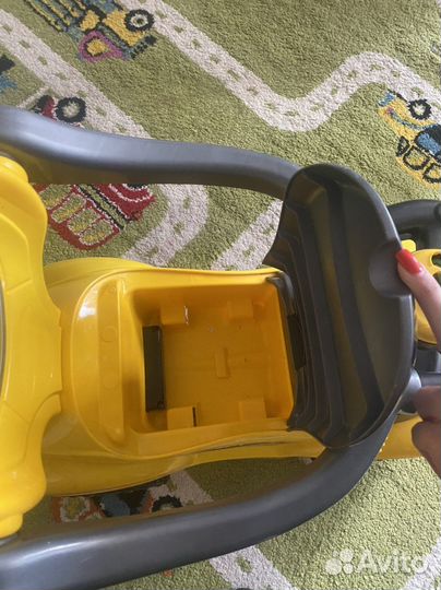 Машина каталка с ручкой