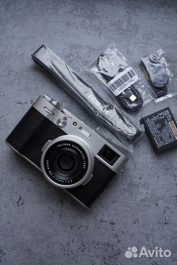 Fujifilm X100V silver/black