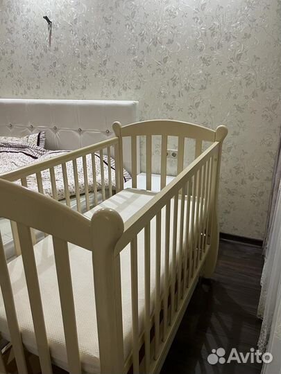 Детская кроватка с продольным маятником