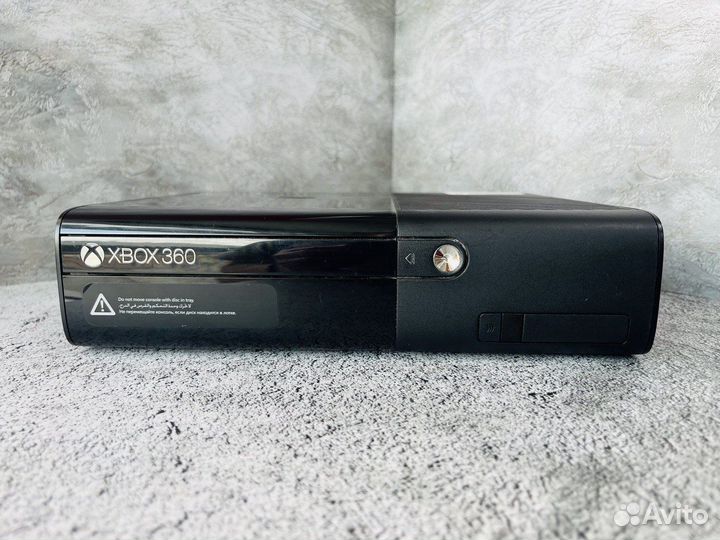 Xbox 360 E 250GB (28 игр, Б/У), 2 геймпада