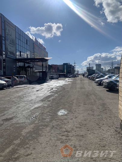 Торговая площадь на высоком автомобильном трафике