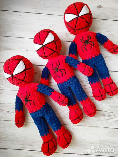 Вязаная игрушка Человек паук