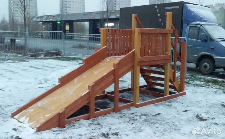 Зимняя деревянная горка 