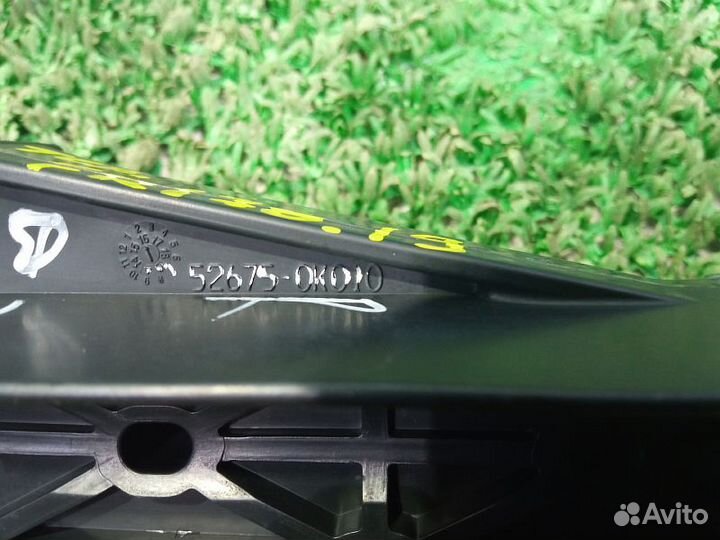 Крепление решетки бампера переднего правое Toyota