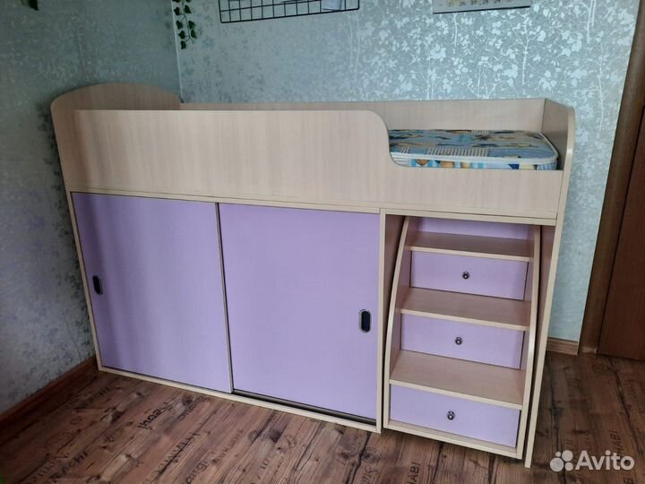 Детская кровать чердак со столом и шкафом