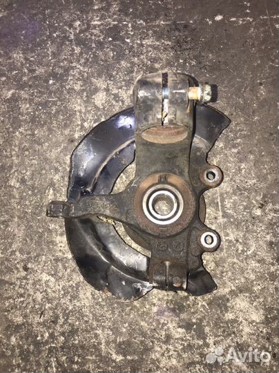 Поворотный кулак передний левый Мазда 3 BK/BL