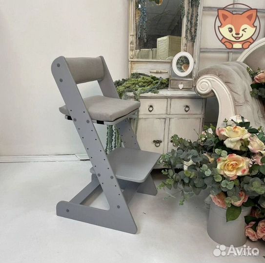 Серый стульчик с подушечками