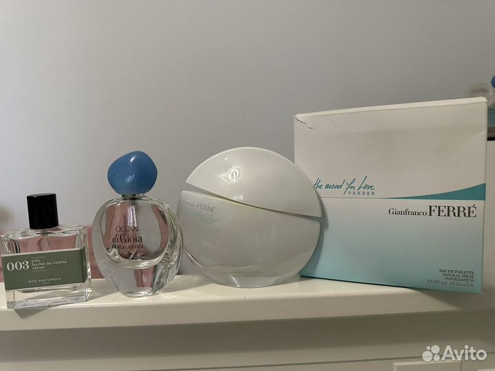 Почти пустые флаконы от туалетной воды, духов