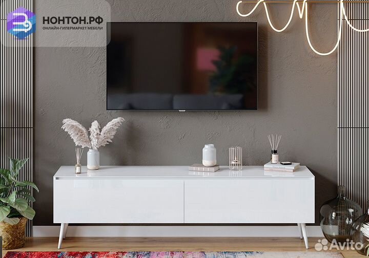Тв-тумба с опорами Глосс белый глянец