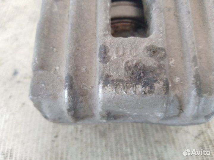 Суппорт тормозной задний левый Volkswagen Passat