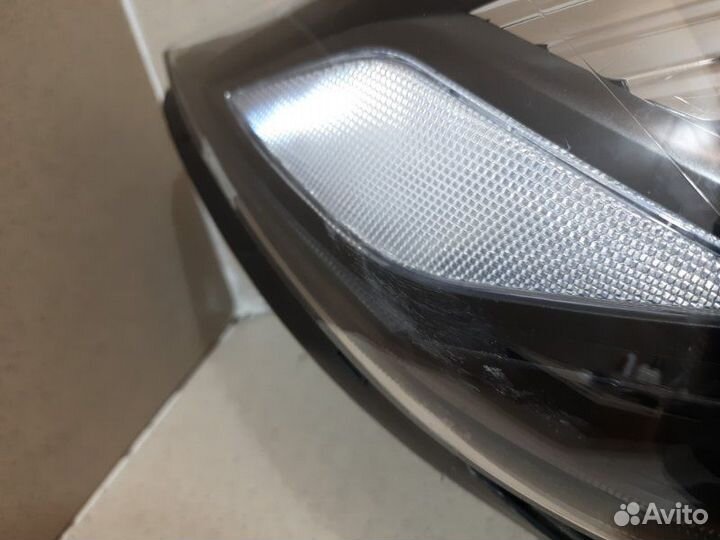 Фара правая Kia Sorento UM