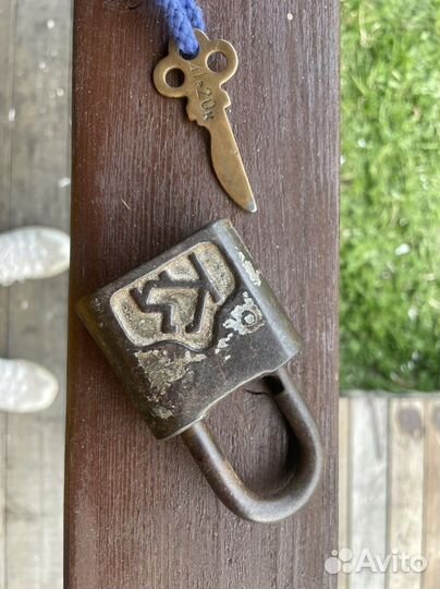 Старинный замок с ключом