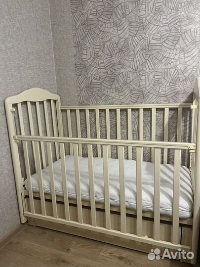 Детская кроватка с маятником и ящиком