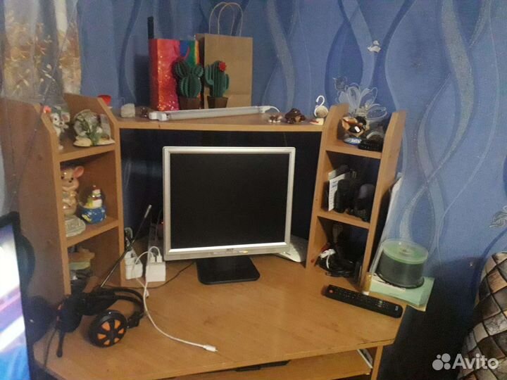 Угловой вместительный компьютерный столик бу