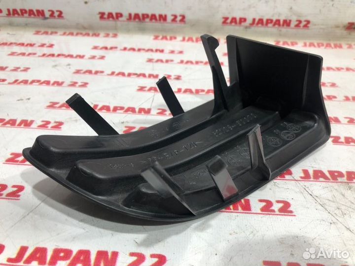 Заглушка бампера передняя левая Toyota Land