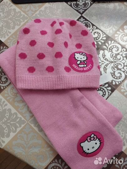 Продам комплект из шапки и шарфов для девочки