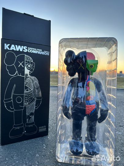 Колекионная игрушка kaws