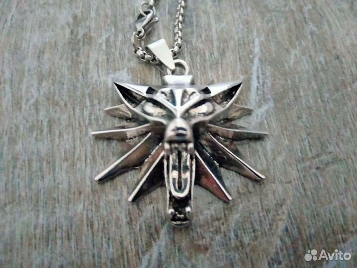 Ведьмачий медальон Геральта (школы волка)