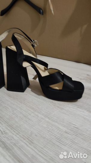 Босоножки открытые на каблуке женские mascotte