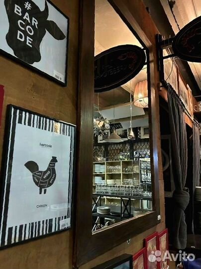 Большое зеркало в деревянной раме