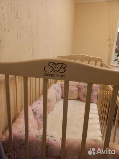 Детская кроватка с маятником