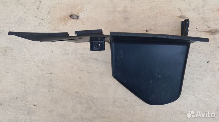 Ефлектор радиатора левый Ford Focus 2 рест