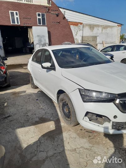 Skoda Rapid 1.6 AT, 2021, битый, 112 000 км