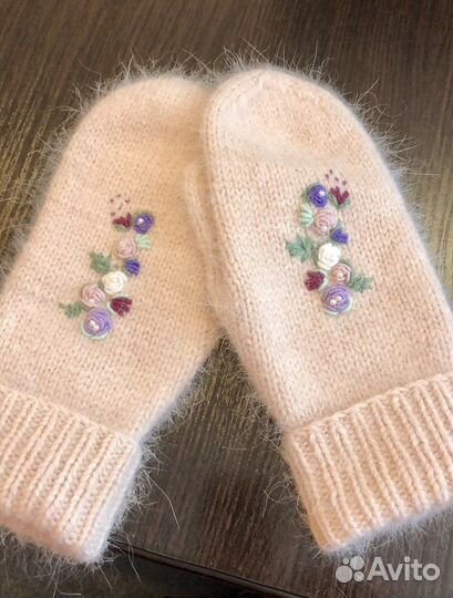 Комплект шапка и варежки с вышивкой рококо