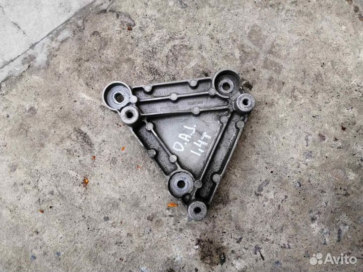 Кронштейн Компрессора кондиционера Опель Астра J