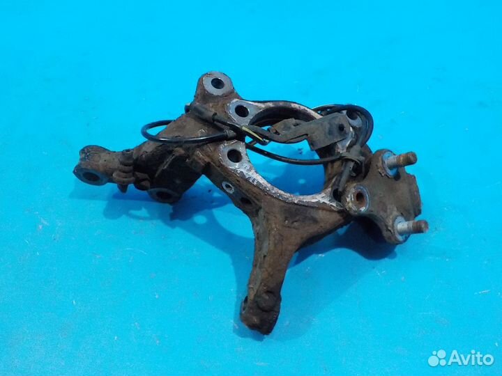 Поворотный кулак передний правый toyota Auris (E15