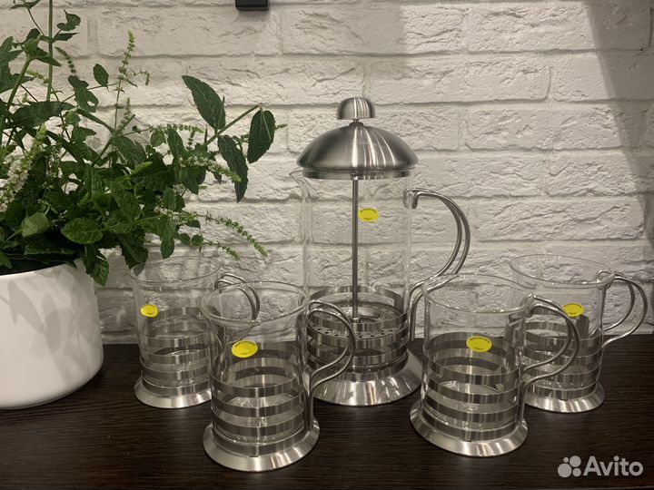 Набор френч-пресс и 4 стакана с подстаканниками