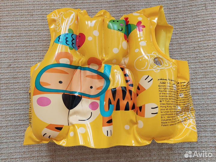 Надувной круг и жилет