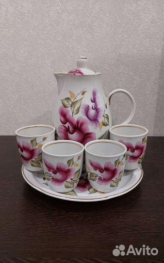 Кувшин с чашками