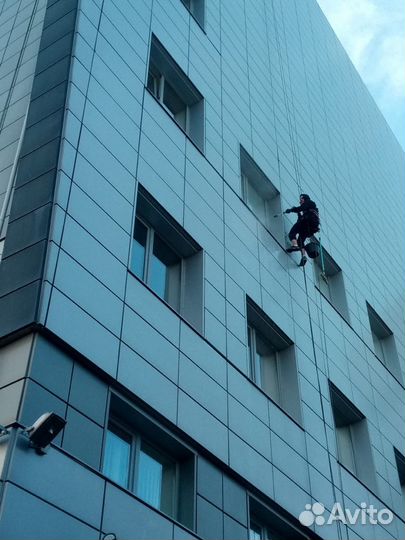 Промышленные альпинисты чистка снега с крыш