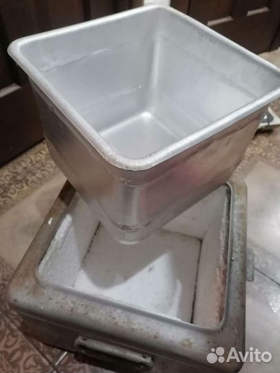 Армейский контейнер, и термос