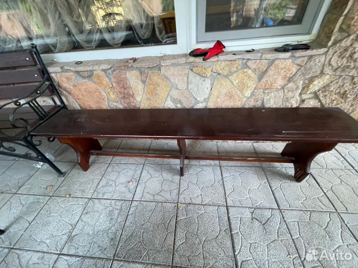 Деревянные скамейки и столы