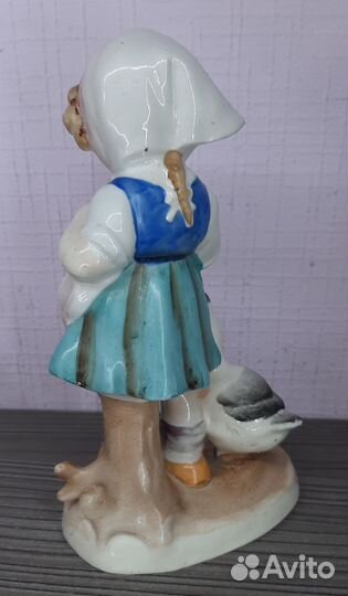 Фарфоровая статуэтка девочка с гусем Германия