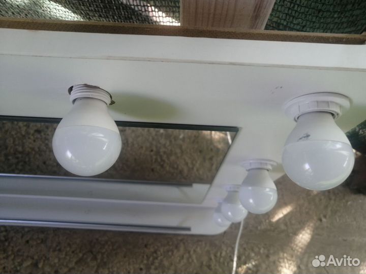 Гримерное зеркало с лампочками