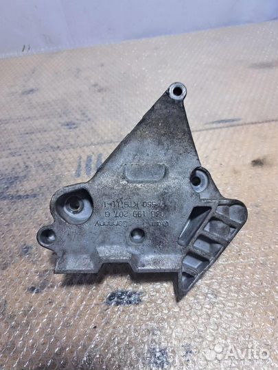 Кронштейн двигателя правый VW Passat (B6) 2005-20