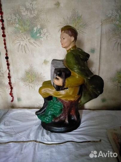 Статуэтка солдат с гармошкой