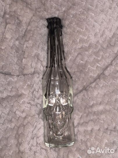 Декоративная бутылка с черепом в черном воске