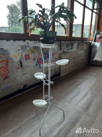 Подставка для цветов напольная металлическая