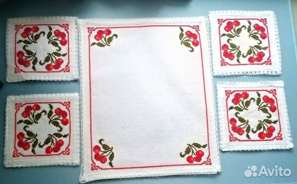 Салфетки для сервировки стола с ручной вышивкой
