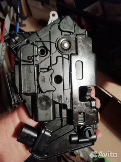 Замок двери задний левый для автомашины Volkswagen