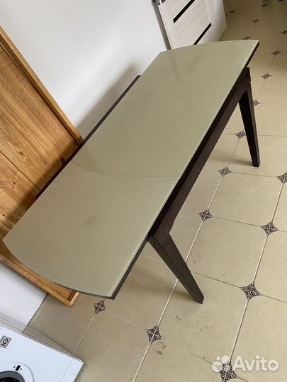 Стеклянный стол и стулья