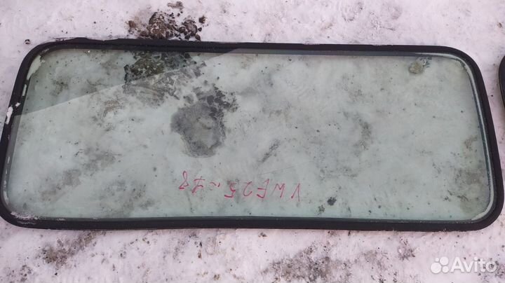 Стекло собачника Комплектом 3 шт Nissan Caravan