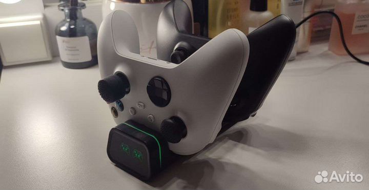 Xbox series s два геймпада + аккумуляторы